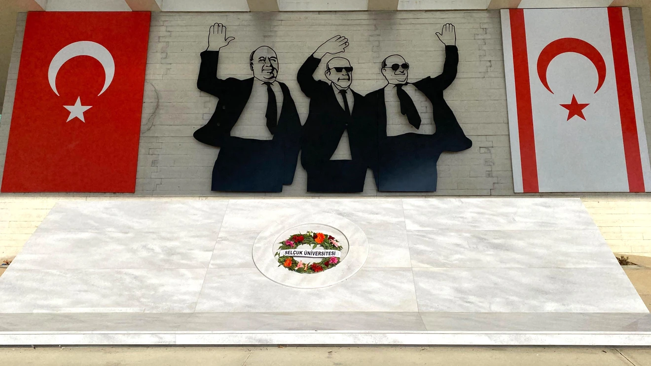 Rektör Aksoy’dan Denktaş ve Dr. Küçük’ün mezarlarına ziyaret